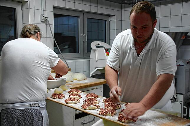 Hand in Hand und mit einer beeindruckenden Ruhe arbeiten Bäcker Artur Gabele (links) und Bäckermeister Dominik Pascht einander in der ...