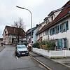Der Engelsteig in Wollmatingen. In einer Reihe (rechts) historische Häuser und Höfe, alles aufwendig saniert.