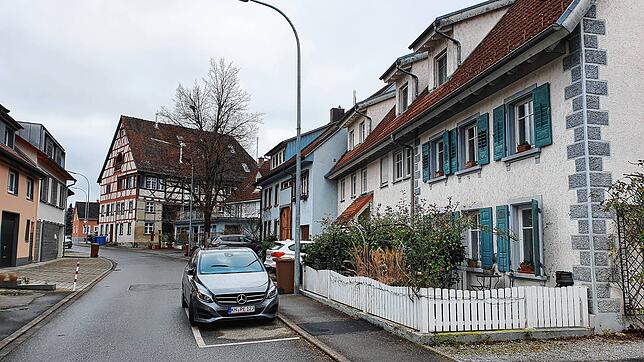 Der Engelsteig in Wollmatingen. In einer Reihe (rechts) historische Häuser und Höfe, alles aufwendig saniert.