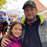 Michael Mahlbacher, erster Vorsitzender des Ausrichters Guggufa Allensbach, mit seiner Tochter Marie.