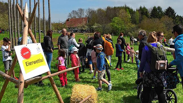 An den Osterfeiertagen ist im Freilichtmuseum Neuhausen ob Eck ein buntes Programm geboten: Dazu zählt auch der Eierlauf für Familien.