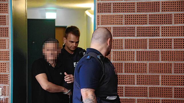 Der Angeklagte auf dem Weg in den Gerichtssaal. Die Sicherheitsvorkehrungen sind streng.