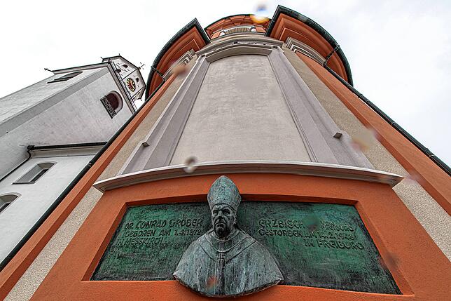 Das Denkmal an der St. Martin-Kirche erinnert an den Freiburger Erzbischof Conrad Gröber.