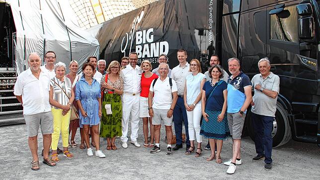 Die Gewinner der SÜDKURIER-Aktion &bdquo;Der SÜDKURIER öffnet Türen&ldquo; vor einem der Lastwagen der Big Band der Bundeswehr. Auch bei ...