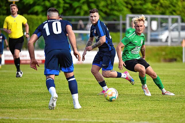Tor-Kombination: Der entscheidende Spielzug. Marjan Jelec spielt auf Nexhdet Gusturanaj (10), der auf den durchstartenden Jelec zurücklegt.