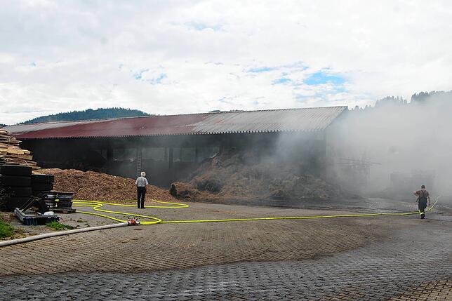 Bild 41: Scheune brennt: Bilder vom Großeinsatz der Feuerwehr in Bernau-Goldbach