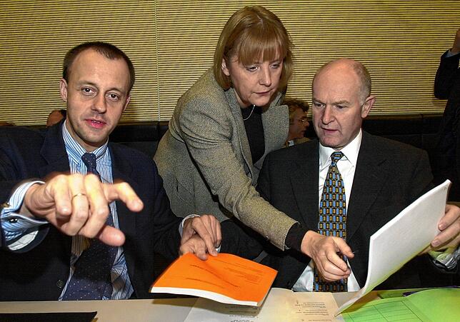 Der damalige CDU/CSU-Fraktionschef Friedrich Merz, die CDU-Vorsitzende Angela Merkel und der Parlamentarische Geschäftsführer der ...