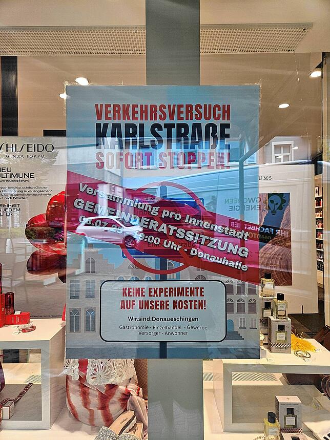 Diese Plakate sind derzeit an vielen Schaufenstern der Innenstadt zu sehen. „Verkehrsversuch Karlstraße sofort stoppen – Versammlung pro ...