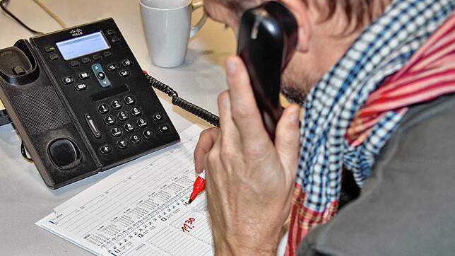 Ein Mann am Telefon (Symbolbild). Knapp 190 Kunden des Telekom-Riesen Vodafone in Villingen haben mit dem Telefonieren derzeit Probleme.