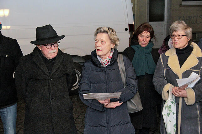 Bild 2: Stolpersteine gegen das Vergessen: 40 Menschen gedenken der Familie Schwarz in der Villinger Gerberstraße