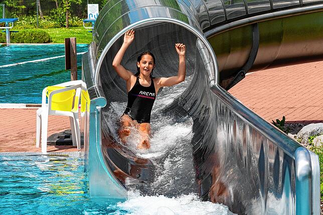 Malia Klein genießt die rasante Fahrt auf der großen Wasserrutsche.