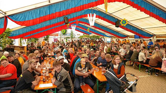 Volle Hütte: Wenn die Feuerwehrkapelle zum Handwerkerwettbewerb bei ihrem Sommerfest ruft, strömen die Besucherinnen und Besucher in ...