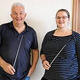 Den ersten Auftritt der gemeinsamen Jugendkapelle leiten die Dirigenten Karl-Josef Hübschle und Kathrin Steiner gemeinsam.