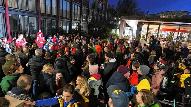 Ein denkwürdiger Moment: Mitglieder und Vorstandsmitglieder aller Konstanzer Vereine demonstrieren gemeinsam gegen geplante Kürzungen ...