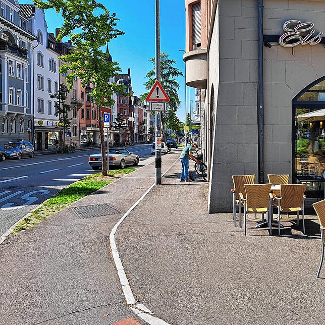 Das Schild mit dem Hinweis hängt an der Straßenlaterne direkt vor dem Eingang zur Eisdiele.