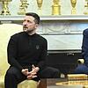 Wolodymyr Selenskyj und Donald Trump schauen in ganz verschiedene Richtungen – und wir sind gefühlt mittendrin.