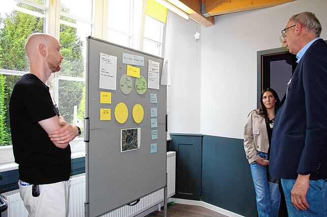 OB-Stellvertreter Peter Kaiser zeigt sich interessiert an den vorgestellten Projekten.
