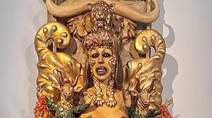 Peter Diederichs‘ „Artemis“ (1975) zeigt sich ebenso theatralisch wie ironisch.