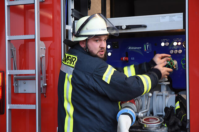 Ein Maschinist der Tennenbronner Feuerwehr hat die Verantwortung, dass das Wasser auf den Weg geschickt wird.
