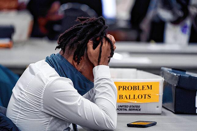 Sie machen einen wichtigen, aber auch anstrengenden Job: Die Wahlhelfer, die seit mehreren Tagen im ganzen Land Millionen Stimmzettel ...