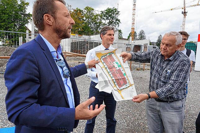 Baubürgermeister Stefan Köhler erläutert im Oktober 2019 die Neubauten, die die SWG im Fallenbrunnen erstellt.