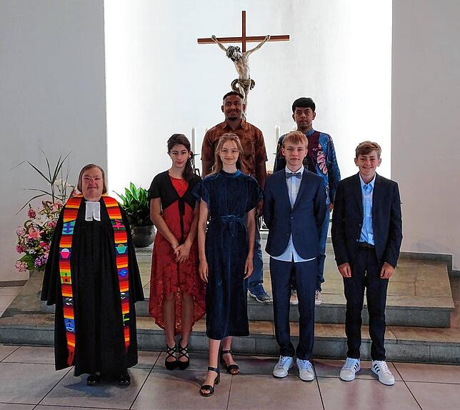 Konfirmanden der Gemeinde Reichenau (von rechts): Carlos Hemming, Johannes-Paul Back, Emilia Keferstein und Abigel Baier. Links steht ...
