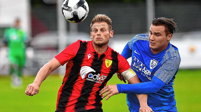 Der Kapitän geht voran: Der Rheinfelder Jeremy Stangl (links) war im Sturm der Gastgeber im Derby gegen den SV Weil kaum zu bremsen. ...