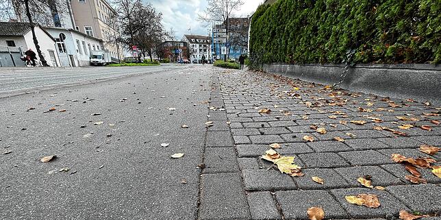 So sieht der umstrittene Zweirichtungsradweg zwischen Brückengasse und Fischmarkt aus: Links ein 55 Zentimeter breiter ...