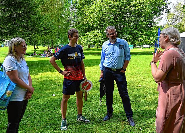 Ein positives Resümee ziehen der Organisators Felix Niederer (Zweiter von links) gemeinsam mit dem OB Martin Gruner, mit der ...
