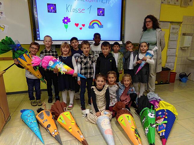 Schulanfänger der Kardinal-Bea-Grundschule in Riedböhringen. Klassenlehrerin ist Hadice Pfitzenmeier.