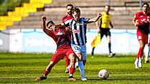 Nicola Arcanjo-Koehler (FC Giessen, links) im Zweikampf mit dem Villinger Torschützen zum zwischenzeitlichen Ausgleich, Christian ...