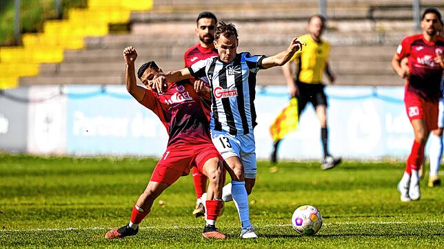 Nicola Arcanjo-Koehler (FC Giessen, links) im Zweikampf mit dem Villinger Torschützen zum zwischenzeitlichen Ausgleich, Christian ...