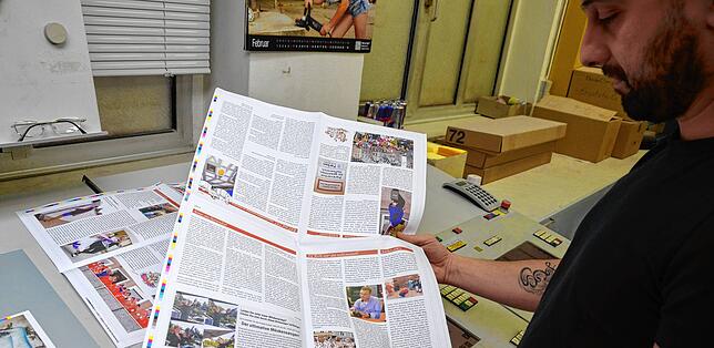 So sieht das aus: Sabino Pasquale mit druckfrischen Ochsenbachkurierle-Bögen in der Hand.