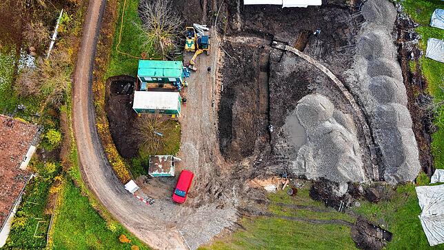 Im Bild ist etwa ein Viertel eines freigelegten Mauerovals zu sehen. Das Bild wurde im Januar 2022 aufgenommen.