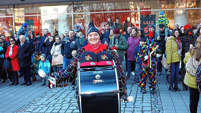 Bild 6: Konstanzer Fasnacht: Blätzlebuebe feiern den Auftakt 2023 auf dem Augustinerplatz