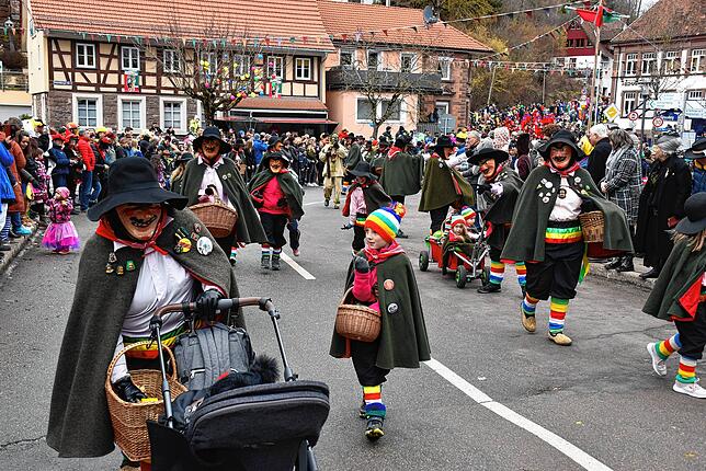 Die Hästräger der Fischbacher Schlapphuttäler genießen den Jubiläumsumzug.