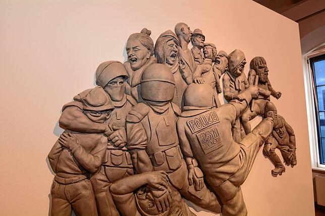 Polizeieinsatz gegen Bürger, die gegen S21 demonstrierten. Ein Werk aus der Ausstellung.