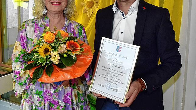 Renate Floßmann wird für 40 Jahre im Erzieherberuf geehrt. Bild: Stefan Pichler