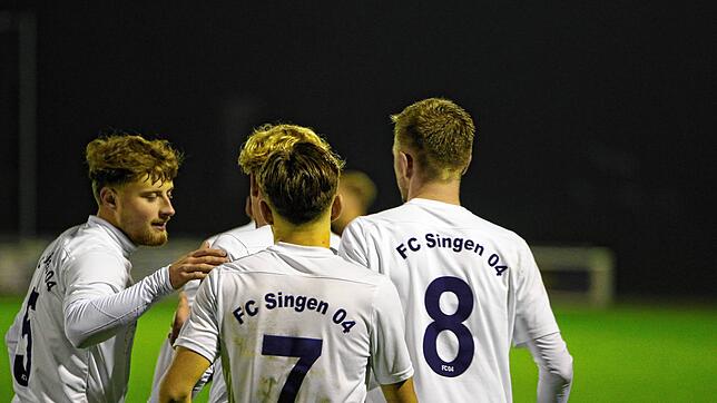 Die Spieler des FC Singen 04 gehen als Außenseiter in das Aufeinandertreffen der beiden Verbandsliga-Absteiger. Die Hegauer belegen den ...