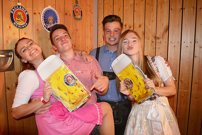 Oktoberfest der Huglohs Leimbach: Leonie Wadepohl, Noel Wessenberg, Niklas Bogen und Aileen Lemmle hatten Spaß in der Fotobox.