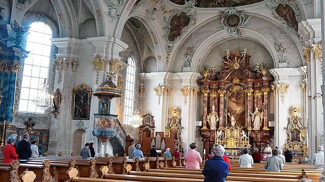 Bei den Gottesdiensten, hier die katholische Pfarrkirche Waldshut noch in der Phase der stärkeren Beschränkungen, sind wieder mehr ...