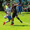 Erfolgreich: Der Geißlinger Robin Back (links auf unserem Archivbild gegen Fabian Dieterle vom SV Waldhaus) erzielte per Strafstoß die ...