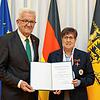Ministerpräsident Winfried Kretschmann (links) verleiht Renate Reinhart aus Hohentengen (rechts) das Bundesverdienstkreuz am Bande.