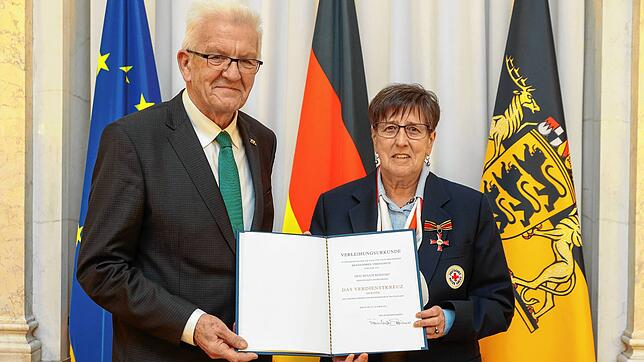 Ministerpräsident Winfried Kretschmann (links) verleiht Renate Reinhart aus Hohentengen (rechts) das Bundesverdienstkreuz am Bande.