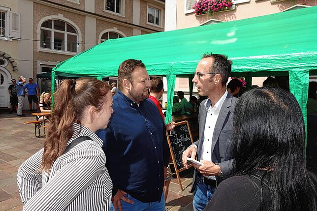 Die Bewerber für das Bürgermeisteramt tauschten sich beim Altstadtfest freundlich und respektvoll aus, wie hier im Bild Marco Russo und ...
