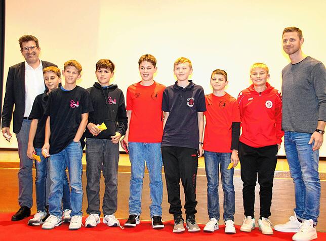 Auch die Handball-Jungs des Staufer-Gymnasiums wurden Sieger im Regierungsbezirk Tübingen.