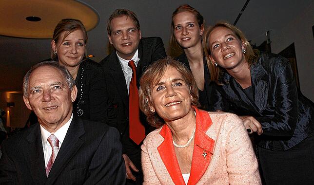 Wolfgang und Ingeborg Schäuble 2006 mit ihren Kindern Juliane (hinten von links), Hansjörg, Anna und Christine Strobl.