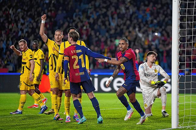 Barcelonas Raphinha (2.vr) jubelt nach dem Führungstor seiner Mannschaft.
