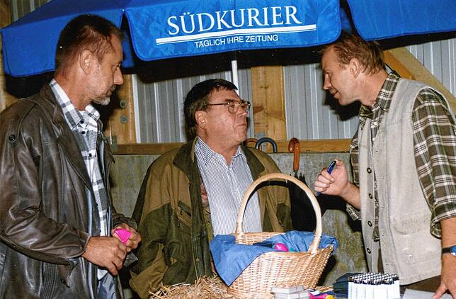 Immer nah bei den Menschen: Bittlingmaier (rechts) mit dem freien SÜDKURIER-Mitarbeiter Jürgen Waschkowitz (links) bei einer Leseraktion.
