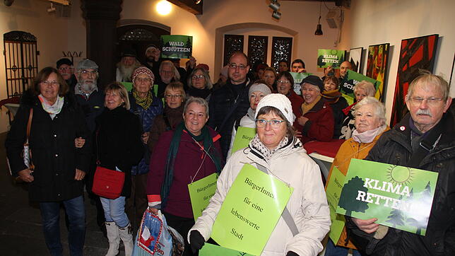 Bild : 1200 Bürger protestieren gegen das Luxus-Hotel auf dem Büdingen-Areal. Die Stadt gibt in der Bürgersprechstunde Antworten